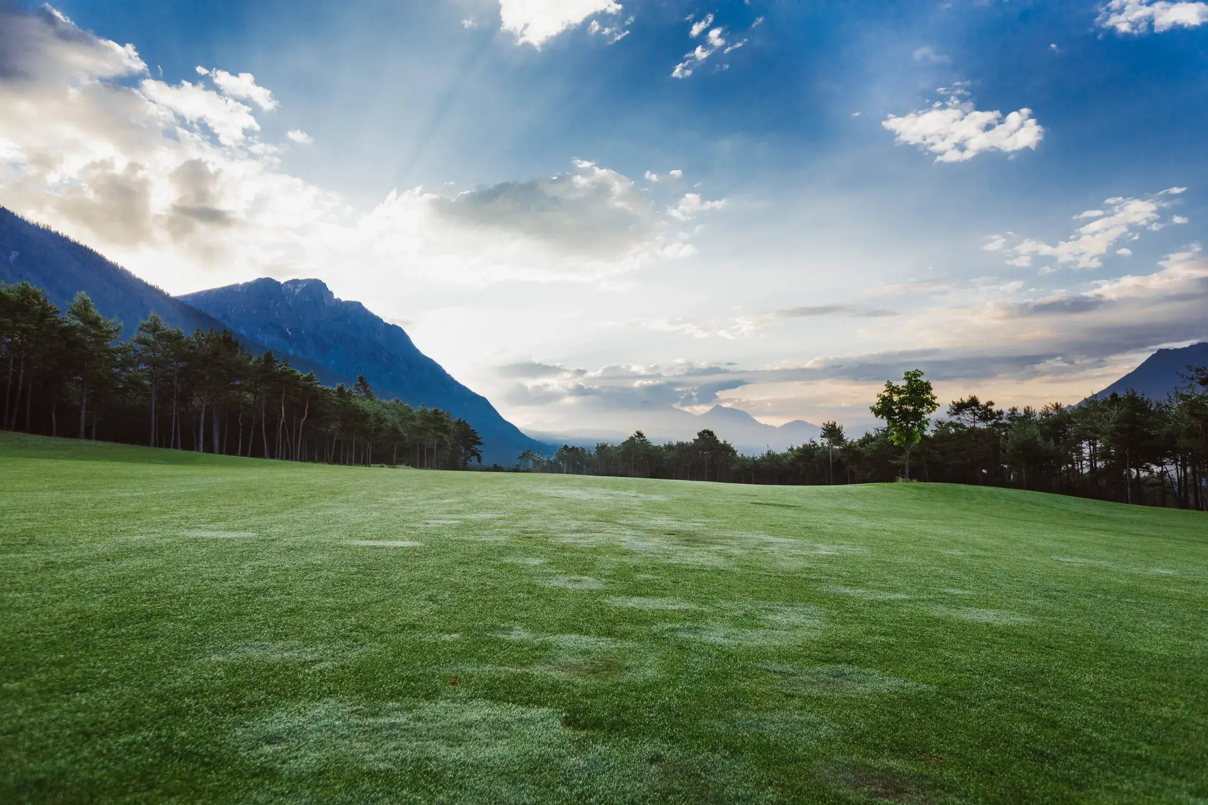 Golfplatz Mieming mit Fairway und Bergpanorama