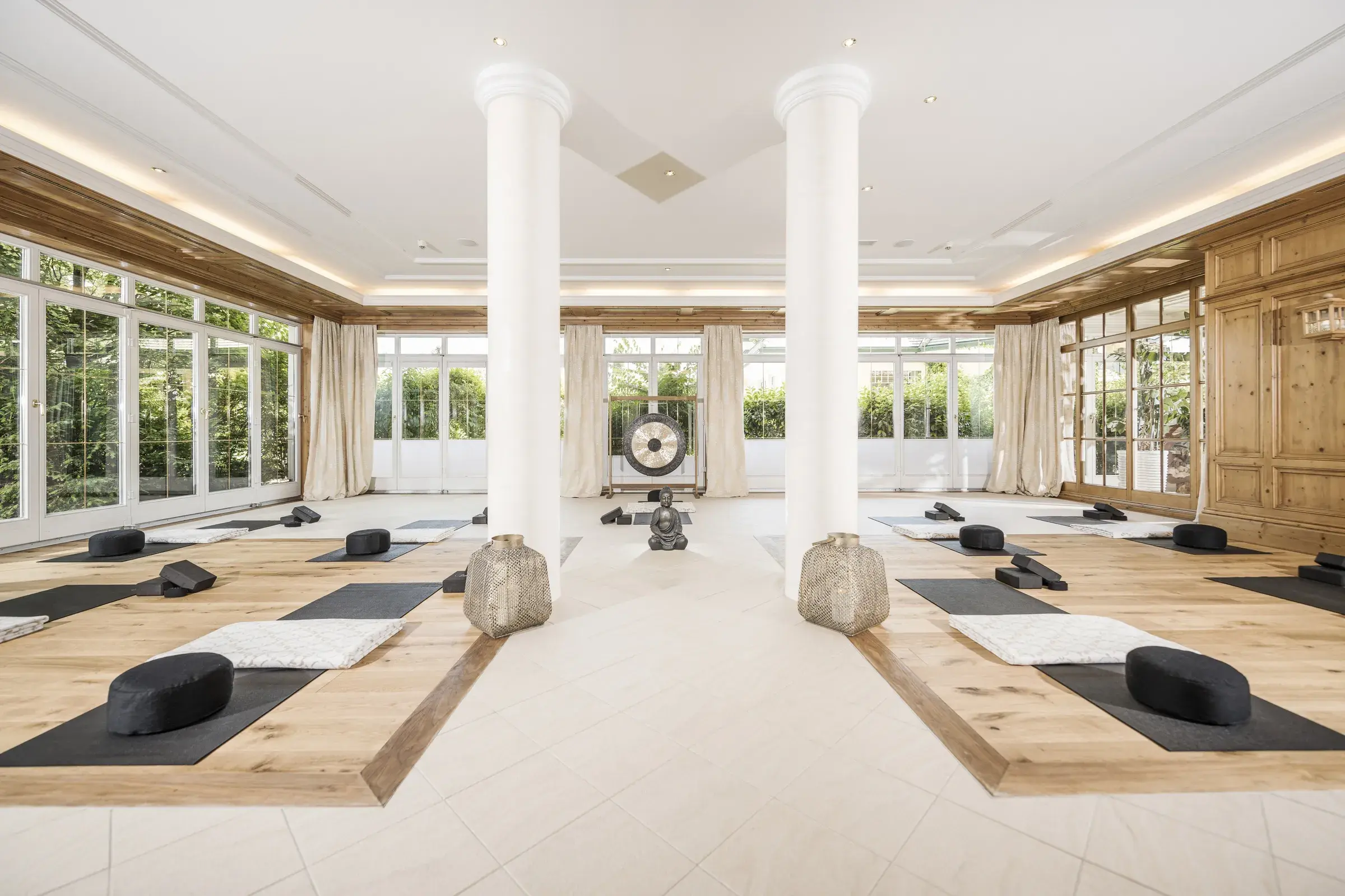 Lichtdurchfluteter Yogaraum mit Matten, Meditationskissen, Gong und Buddha im Day Spa des Biohotel Schweitzer
